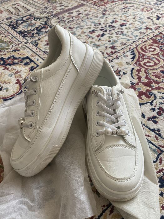 Белые кроссовки для девушек