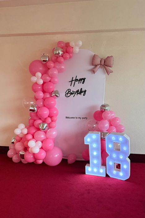 Decor Evenimente: Arcade Baloane și Aranjamente Florale