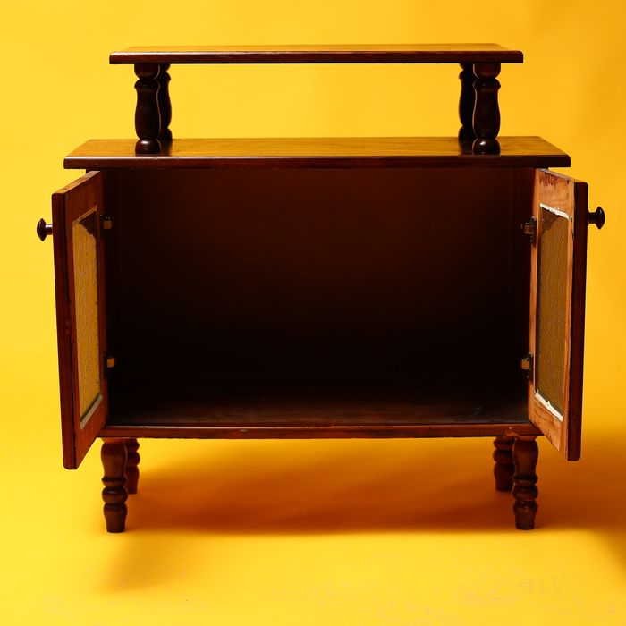 Красиво дървено шкафче