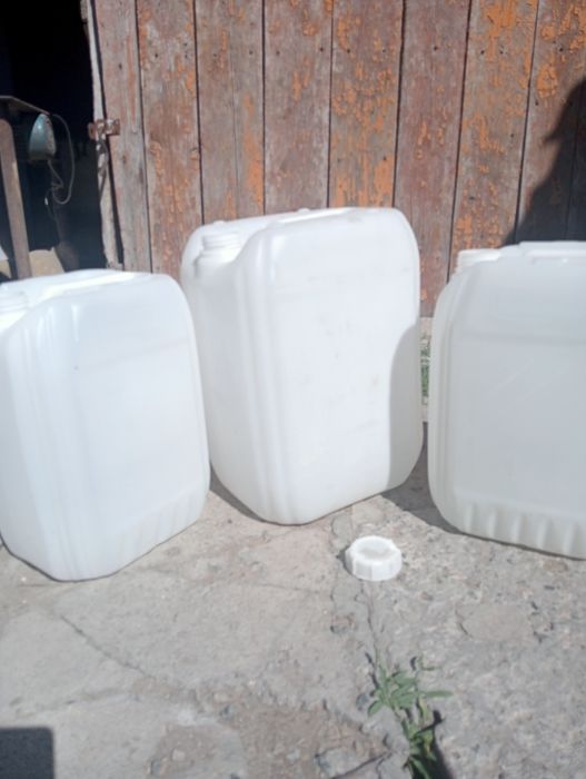 Канистры пластиковые пластмассовые.