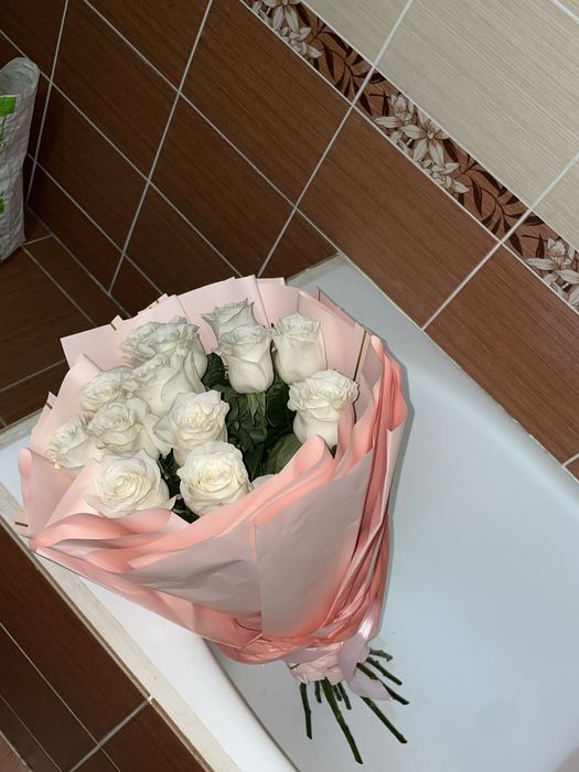 Свежый букет белый роз