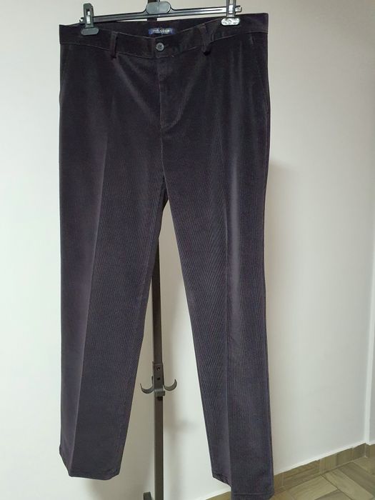 Pantaloni 54, material tip reiat,model care poate fi purtat la sacou