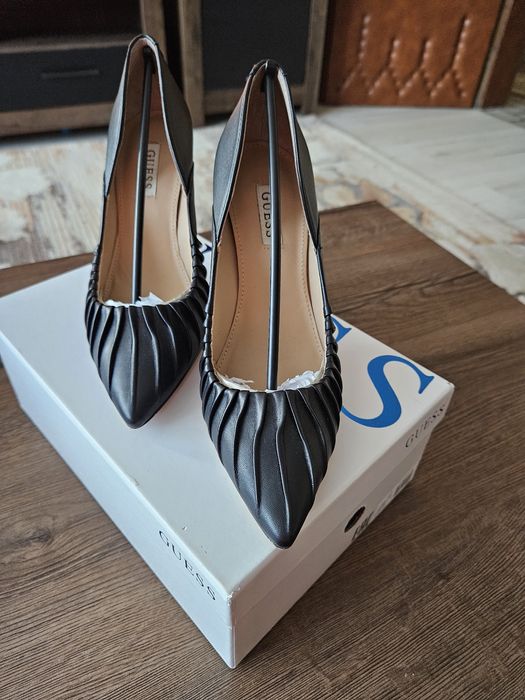 Дамски обуки guess