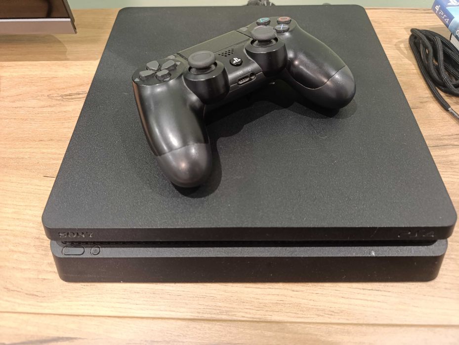 PS 4 slim Плейстейшън 4