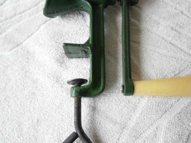 Метална мелачка за ядки