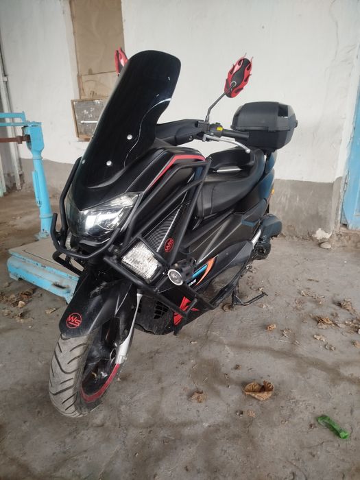 Yamaxa N MAX sotiladi 
180 kub
Tezligi 120 
Benzin rasxoti 4/5 litr
Xo