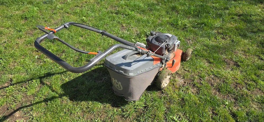 Masina de tuns iarba pe benzina