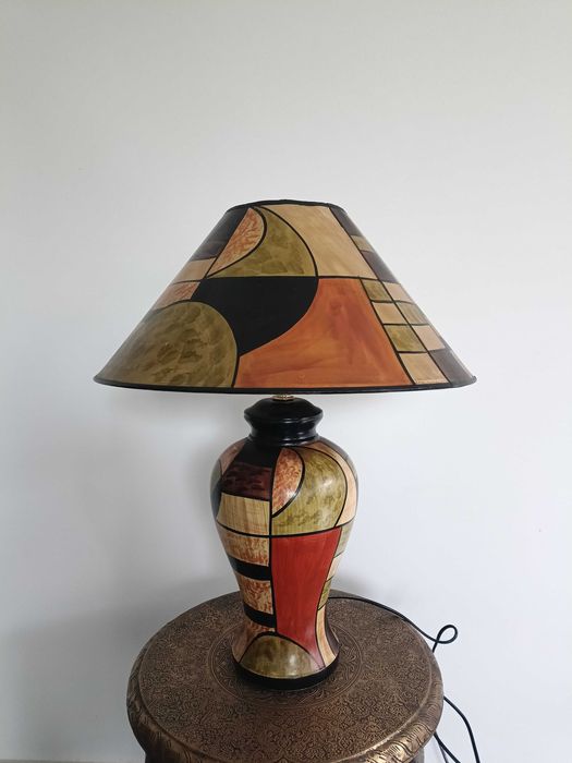 Vintage, настолна лампа с абстрактен арт дизайн в топли цветове.