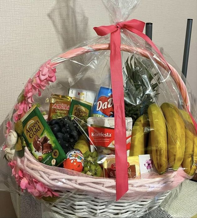 Фрукты и сладости в корзине