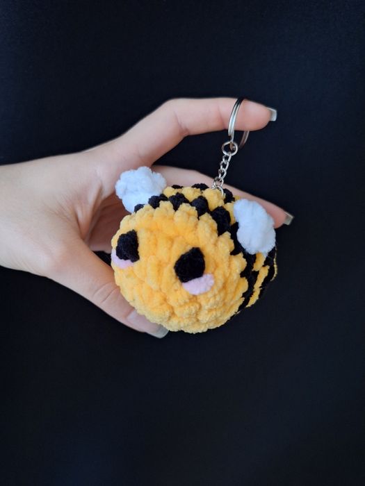 Ръчно изплетен ключодържател Пчеличка