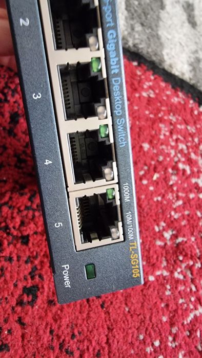 Switch Tp Link gigabit 5 porturi in stare bună de funcționare!