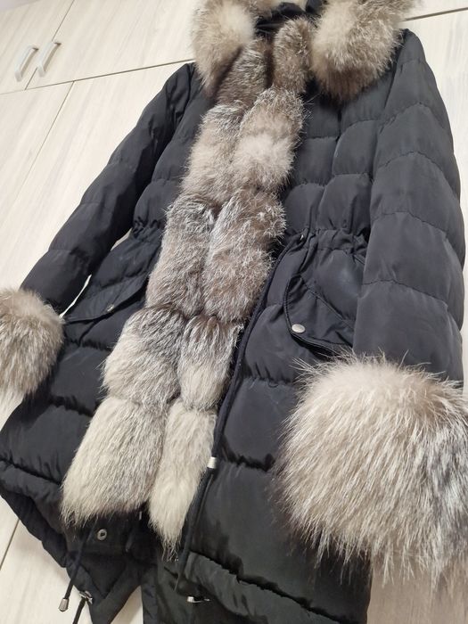 Vând Geacă lungă cu blană naturală