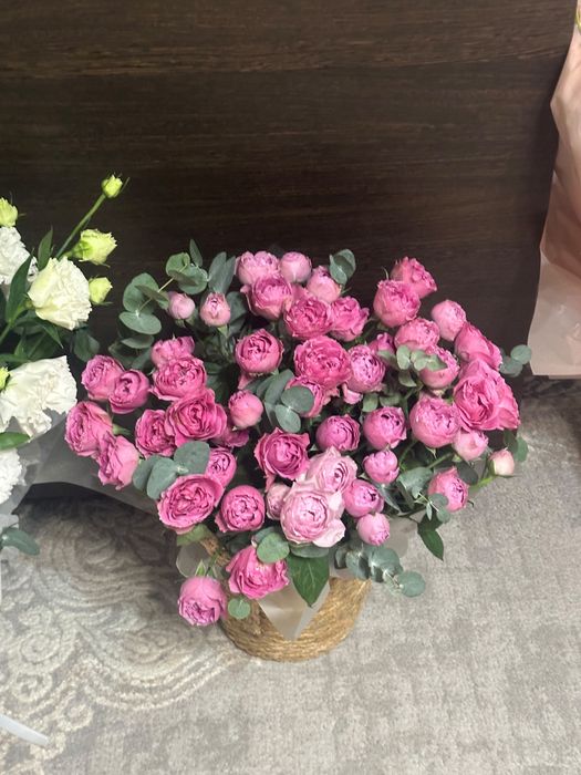 Букет цветов,свежие сегодня дарили,ночью улетаем,жалко завянут..