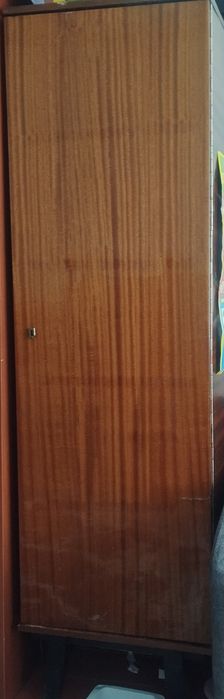 Продам узкий шкаф, четыре полки.