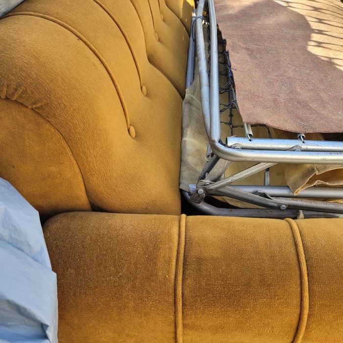 Холов диван с фотьойли.