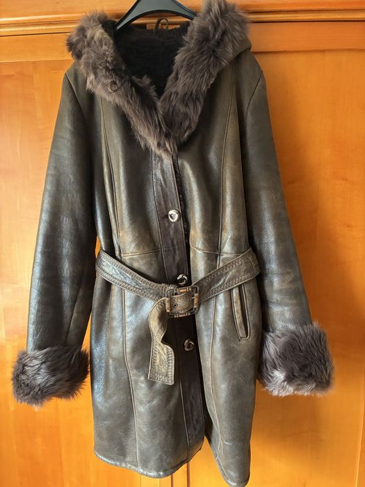 Vand haina de blana  maro cu gluga  nr 44/ M