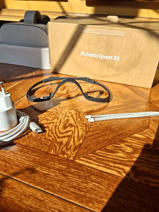 Vând meta quest 3s noi 256gb cu accesorii