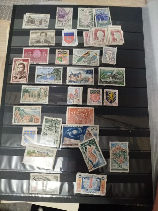 Vând colecție de timbre și monede  foarte vech începând cu anii1700