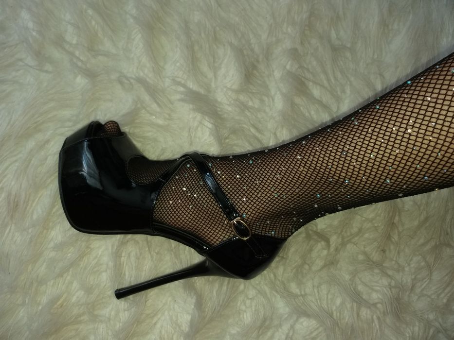 Dres negru cu aplicatii ciorapi tip plasa