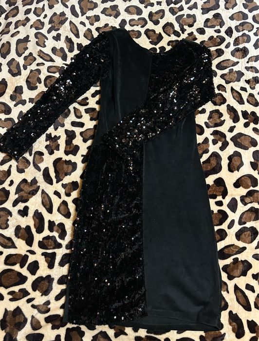 Rochie neagra.