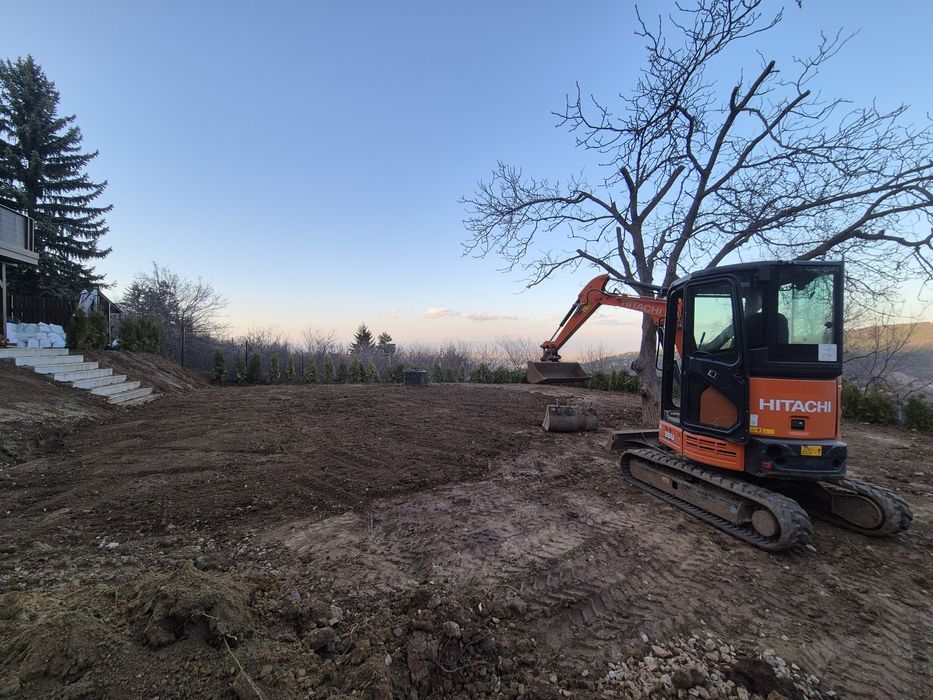 Услуги с мини багер  2750кг. Хидравличен чук 150кг..