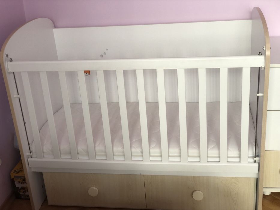 КОМПЛЕКТ Бебешка кошара със скрин и повивалник