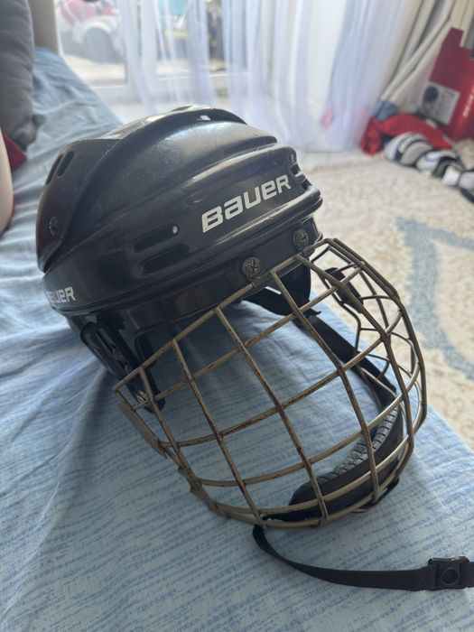 Шлем хоккейный на мальчике