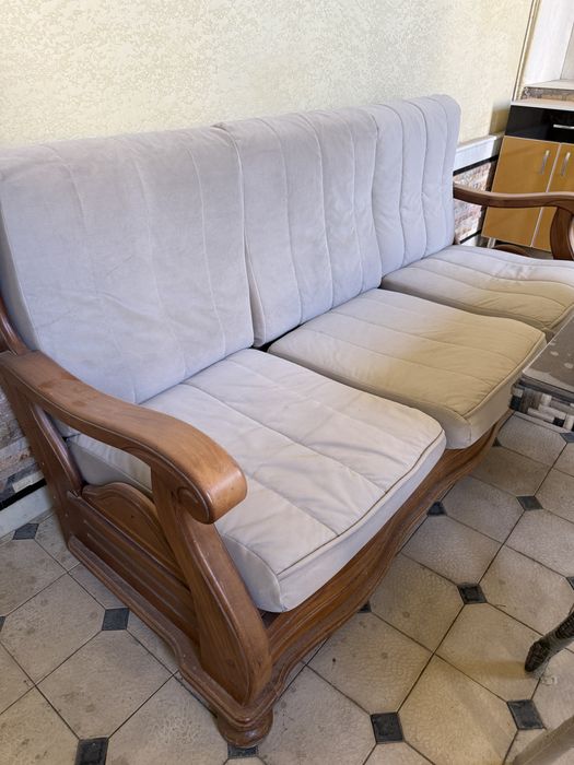 Продается мебель комплект, диван и 2 кресла из дерева