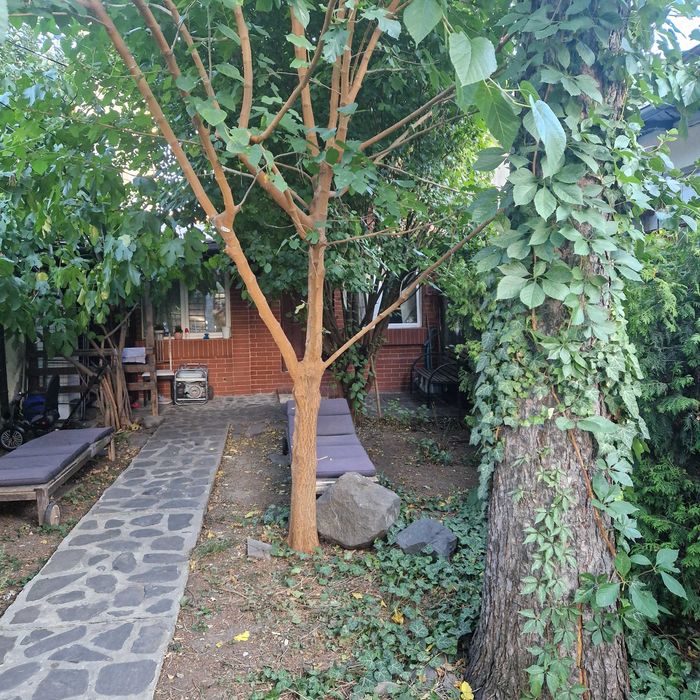 Proprietar,inchiriez ap 3 camere(configurabil)situat in imobil cu 2 ap, curte proprie,Romexpo Expozitiei Mihalache 1 Mai.Acces metrou si transp public