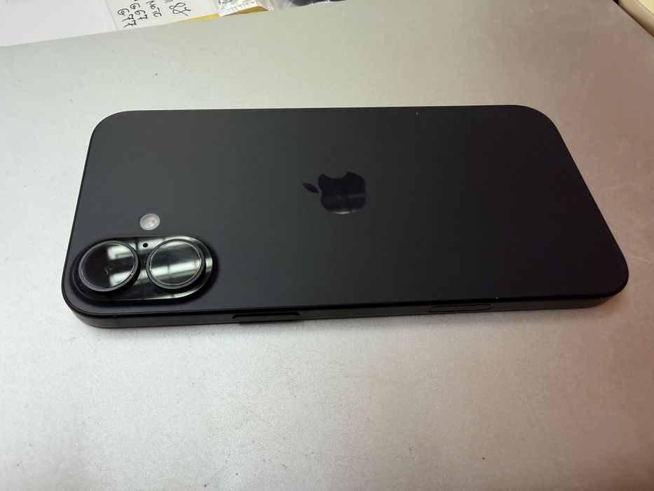 iPhone 16 plus заключен с iCloud