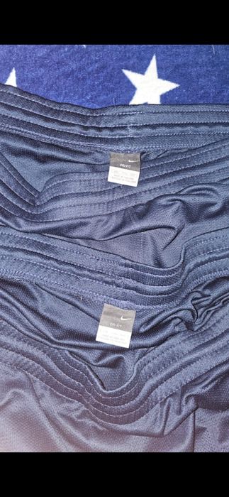 Pantaloni scurti noi