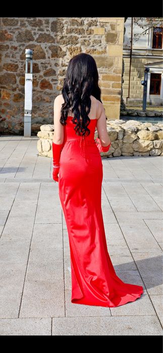Vand rochie de culoare rosie