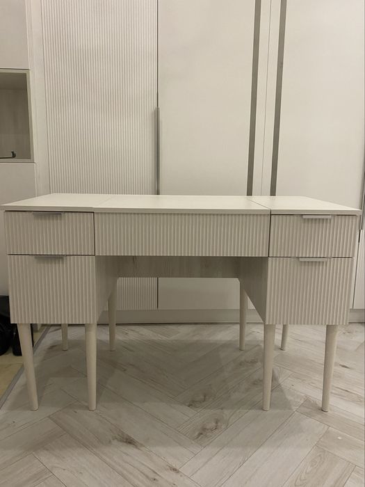 Туалетный столик с зеркалом