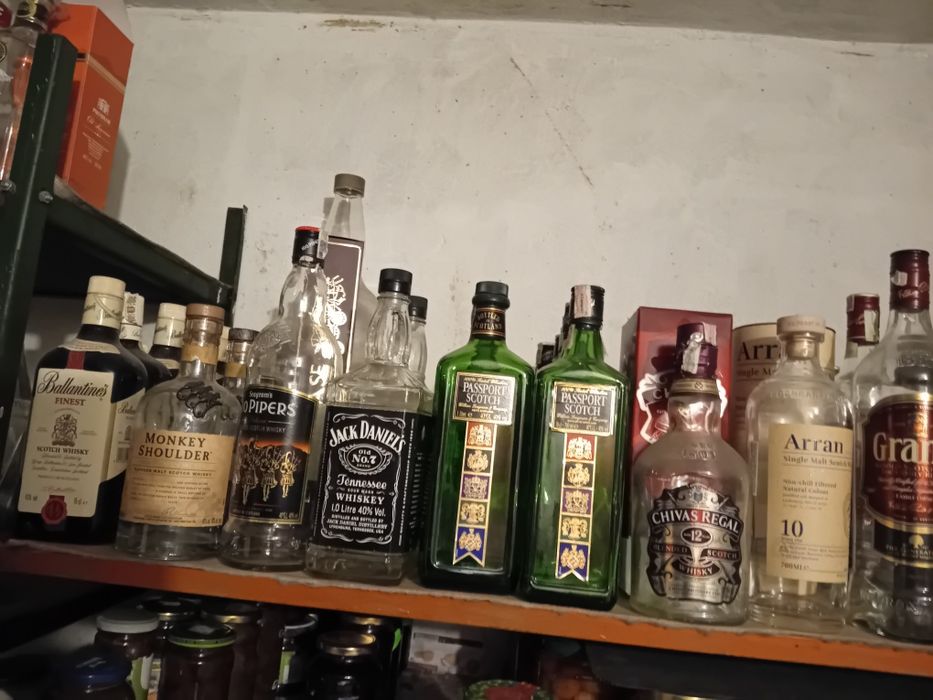 Кутии и бутилки от уиски