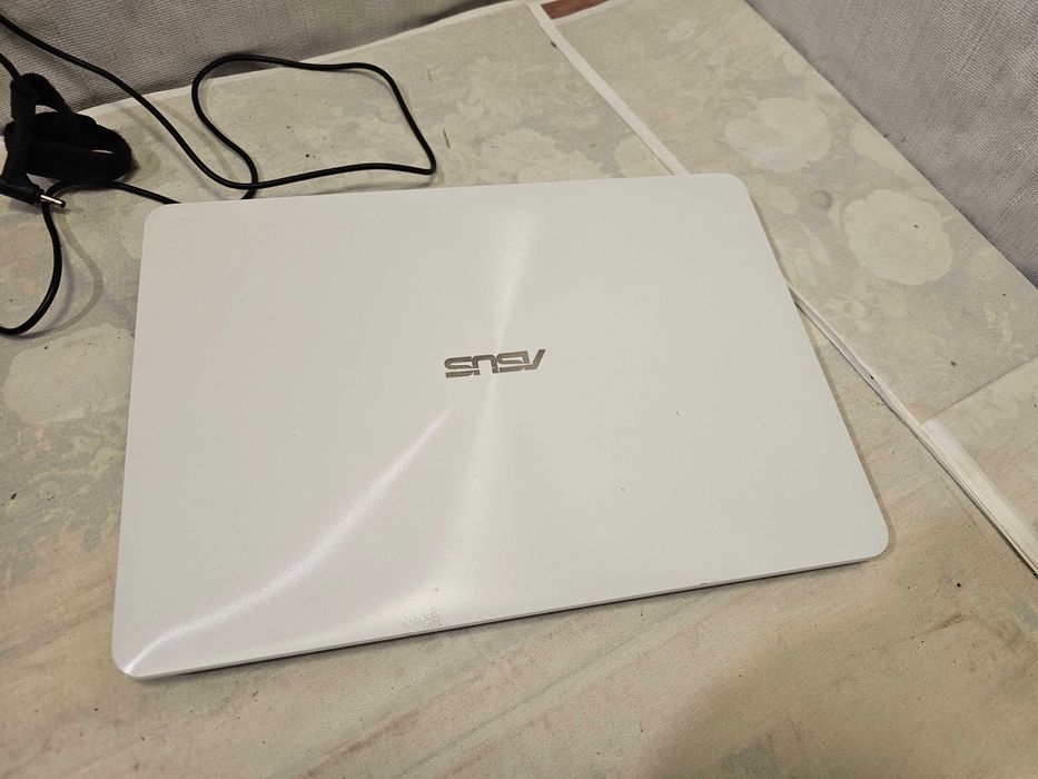 Laptop Asus X302U Alb i3 Gen 6 4GB RAM SSD 240GB Kingston Nvidia GeForce 920MX Mouse Incarcator