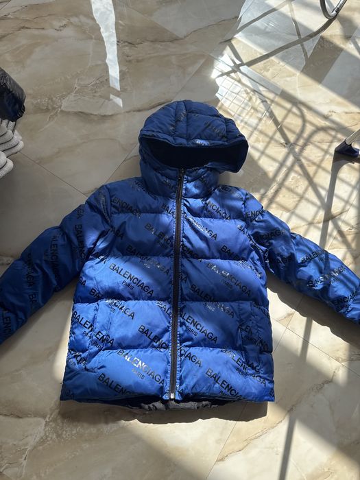 Geacă Balenciaga albastră, model puffer, cu imprimeu BALENCIAGA PARIS pe toată 140 cm