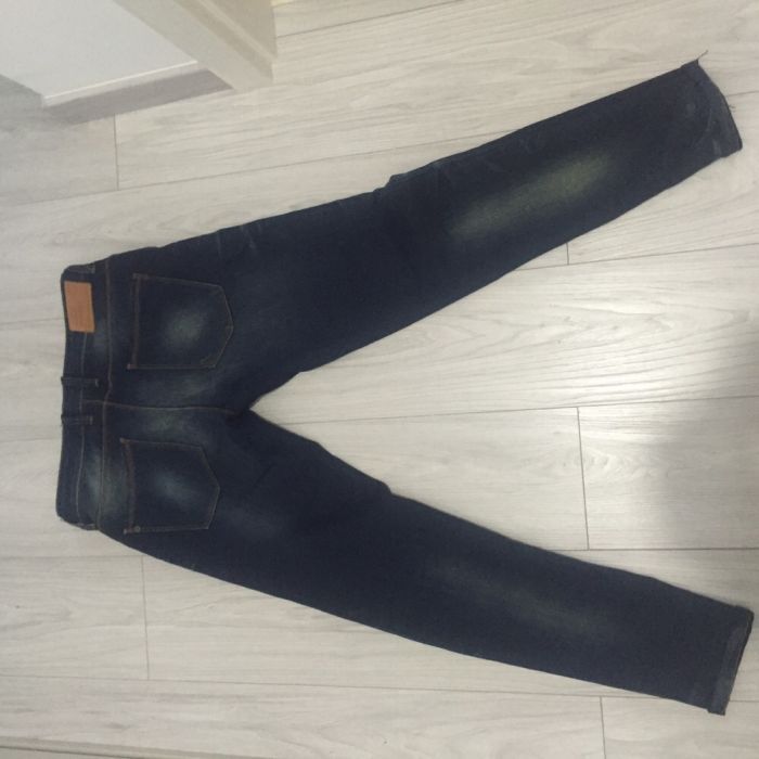 Vând blugi pull and bear