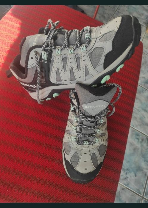 Adidași foarte comozi foarte ușori și foarte practici. 
Numărul 41.