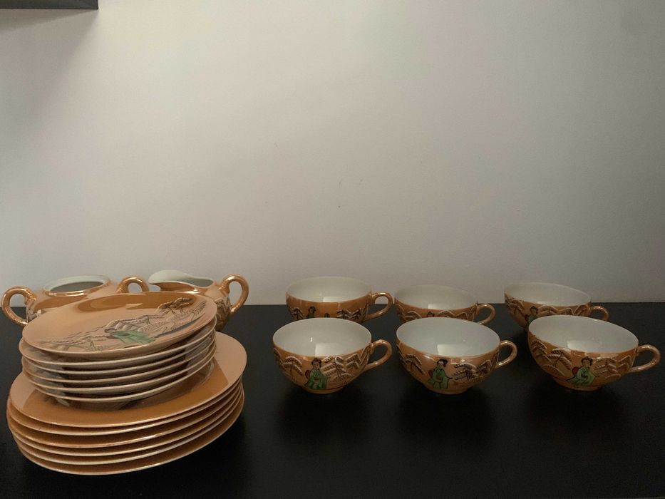 Serviciu din portelan fin Gheisa pentru 6 pers. (fabricat in Japonia)