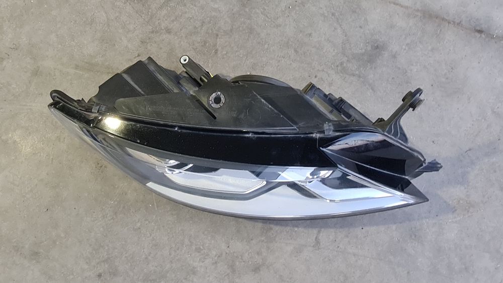 Far dreapta vw passat CC cu xenon an 2016 facelift cod 3C8941032H