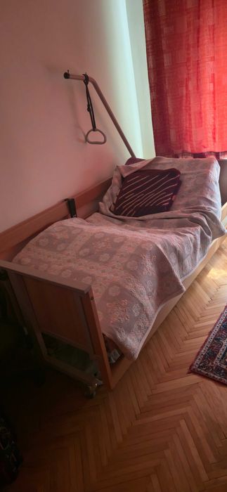 Vând pat eletric cu telecomandă cu saltea cu bară preț 2200 de lei negociabil la nr. de tel 0756682888 gherja jud cluj