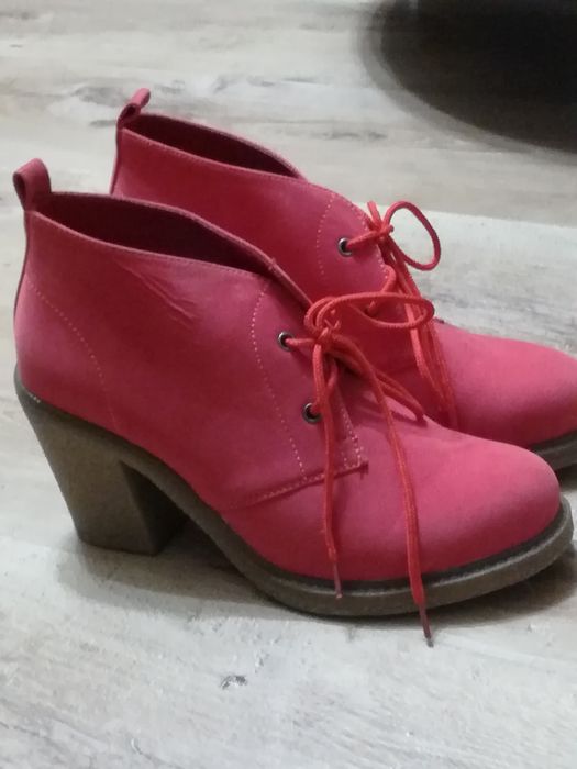 Нови дамски боти в ярък коралов цвят, подходящи за сезона. Размер   39