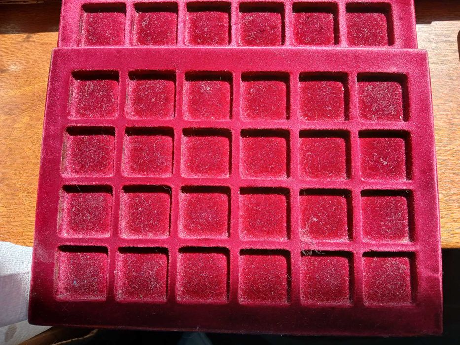 Cutie plastic negru cu tavite cu lacasuri patrate pt. monede