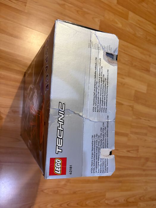 LEGO Technic - Naveta spatiala LT81 cu decolare si aterizare (42181)