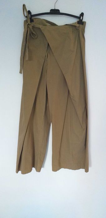 Pantaloni de firma, modele deosebite, la preturi atragatoare.