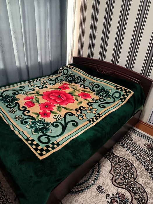 Спальный гарнитур из массива, шкаф, кровать и трюмо зеркало