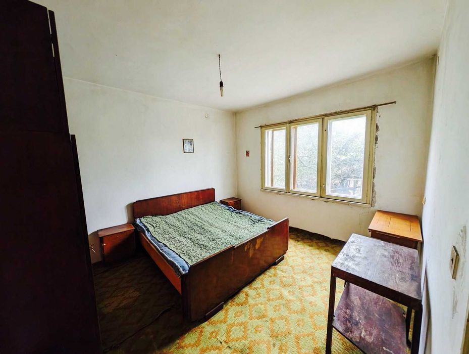 Самостоятелна къща с гараж и двор от собственици