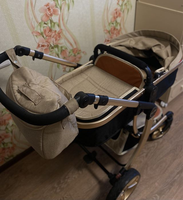 Коляска универсальная + сумка , москитка и дождевик