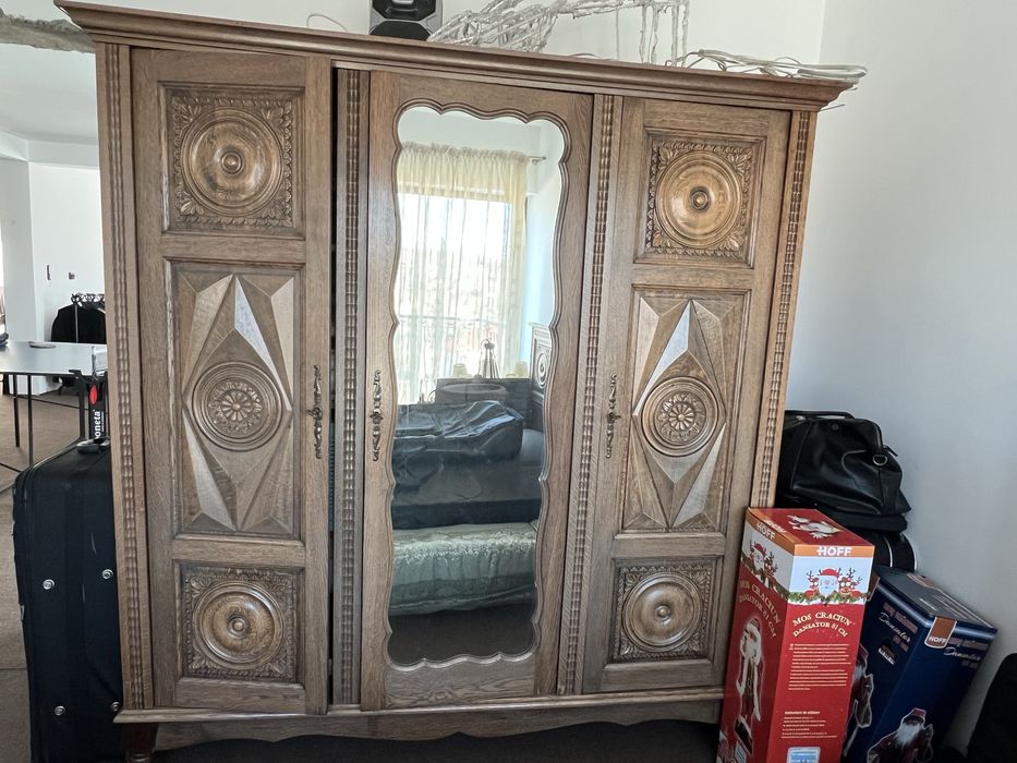 Vand mobila vintage din lemn de stejar masiv,cu sculpturi