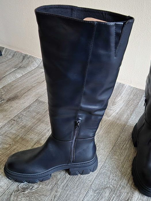 Vand cizme noi marimea 40si 37